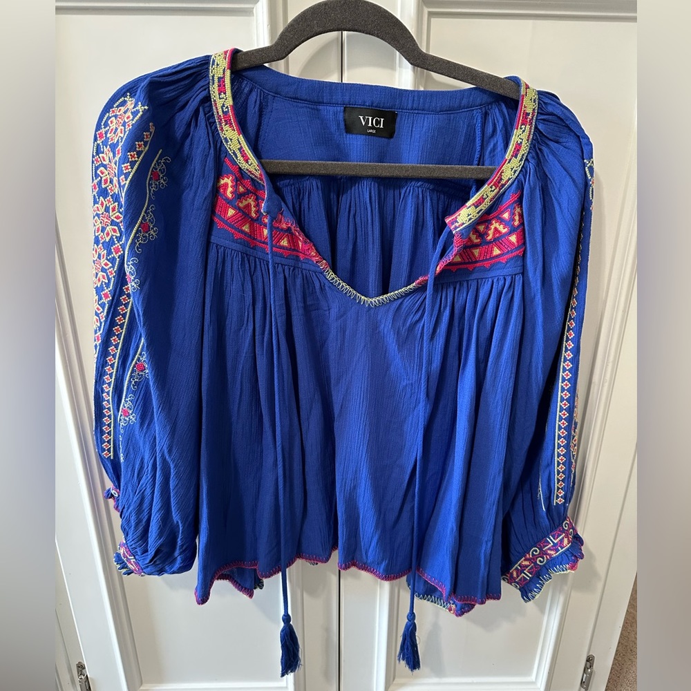 NWT- VICI embroidered flowy crop top!
